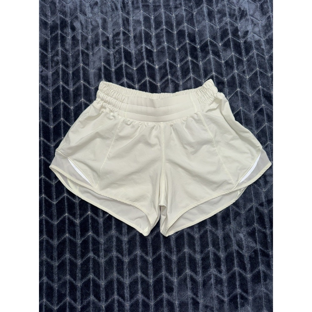 Lululemon Women Hotty Hot Low Rise UnLined Short Light Green Sz 4